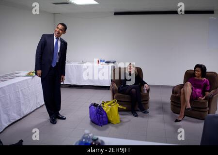 Il Presidente Barack Obama si unisce alla First Lady Michelle Obama e alla Assistente Speciale del Presidente Melissa Winter durante una riunione di personale prima dell'inizio della riunione del Municipio di Strasburgo a Strasburgo, in Francia. 3 aprile 2009. Foto Stock