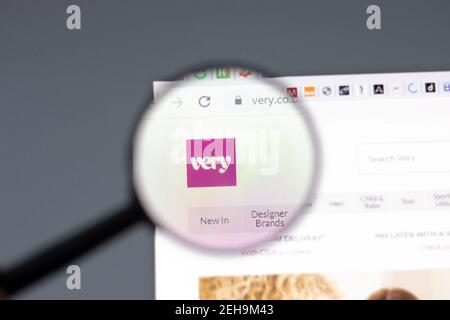 New York, USA - 15 Febbraio 2021: Molto sito web in browser con logo aziendale, editoriale illustrativo Foto Stock