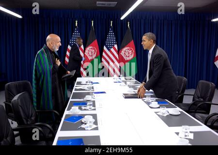 Il presidente Barack Obama ha tenuto un incontro bilaterale con il presidente afgano Hamid Karzai al vertice NATO di Lisbona, Portogallo, il 20 novembre 2010. Foto Stock