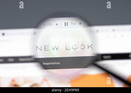 New York, USA - 15 Febbraio 2021: Nuovo sito web in browser con logo aziendale, editoriale illustrativo Foto Stock