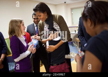 First Lady Michelle Obama saluta pazienti e personale al Children's National Medical Center di Washington, D.C., 13 dicembre 2010. Foto Stock