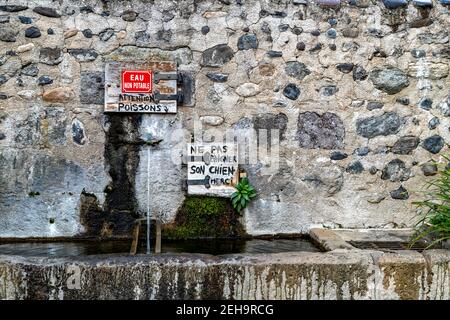 Perrier, Francia. 10 Feb 2021. Fontana d'acqua non potabile vietata per i cani Place du Coudert a Perrier, Francia. Foto Stock