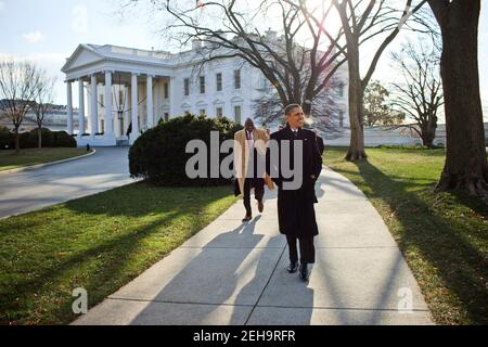 Il presidente Barack Obama cammina dalla Casa Bianca alla Blair House di Washington, D.C., per partecipare a un incontro di lavoro con i leader aziendali, il 15 dicembre 2010. Foto Stock