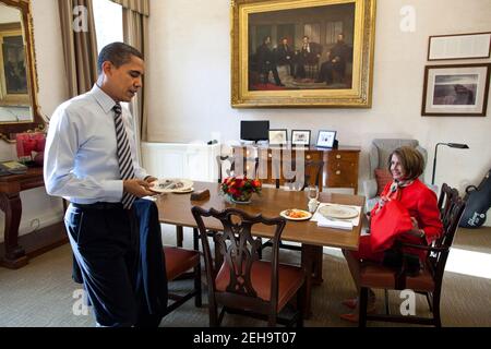 Il presidente Barack Obama ha il pranzo con il presidente della casa Nancy Pelosi nella sala da pranzo privata dell'ufficio ovale, 20 dicembre 2010. Foto Stock