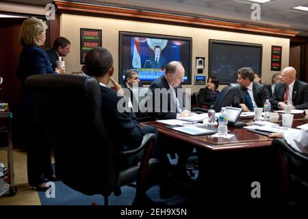 Il presidente Barack Obama guarda come il presidente egiziano Hosni Mubarak rilascia una dichiarazione televisiva, durante un incontro nella stanza della situazione della Casa Bianca, 1 febbraio 2011. Si uniscono al presidente il segretario di Stato Hillary Rodham Clinton, il consulente per la sicurezza nazionale Tom Donilon, il segretario al Tesoro Timothy Geithner, il direttore dell'intelligenza nazionale James Clapper e altri membri del suo team di sicurezza nazionale. Foto Stock