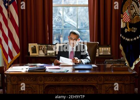 Il presidente Barack Obama recensioni il suo preparato commento sull'Egitto presso la risoluta scrivania in ufficio ovale, 11 febbraio, 2011. Foto Stock