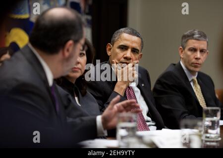 Il presidente Barack Obama incontra i leader latini nella Sala Roosevelt della Casa Bianca, 11 febbraio 2011. A fianco del presidente si affiancano il Segretario del lavoro Hilda Solis e il Segretario dell'Istruzione Arne Duncan. Foto Stock