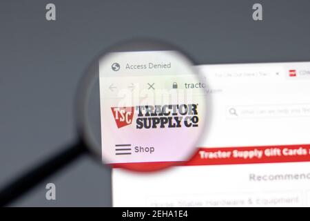 New York, USA - 15 Febbraio 2021: Sito web Tractor Supply Company in browser con logo aziendale, Editoriale illustrativo Foto Stock