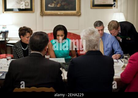 First Lady Michelle Obama partecipa a una conference call sul Let's Move! Più sano U.S. School Challenge nella sala delle mappe della Casa Bianca Marzo, 2, 2011. Il Segretario dell’Istruzione Arne Duncan e il Segretario dell’Agricoltura Tom Vilsack si sono Uniti alla Sig.ra Obama per parlare con gli stakeholder dell’istruzione riguardo al raddoppio del numero di scuole che partecipano al programma Sustaining US School Challenge del Dipartimento dell’Agricoltura degli Stati Uniti. Foto Stock