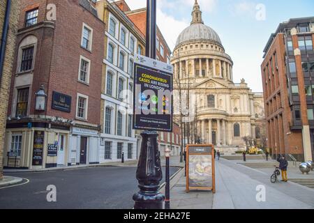 Accanto alla Cattedrale di St Paul, City of London, Regno Unito, c'è il cartello "Coronavirus Cases are Rising in London". Foto Stock