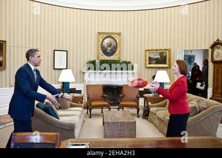 Il presidente Barack Obama pratica il passaggio di un calcio con il primo ministro australiano Julia Gillard nell'ufficio ovale, 7 marzo 2011. In base alle regole della Australian Football League, un giocatore deve tenere la palla davanti a loro e punirla con un pugno clenched per condurre un passaggio legale a un altro giocatore. Foto Stock