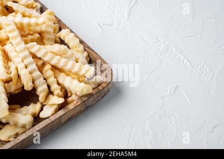 Patatine fritte surgelate, in scatola di legno, su vecchio sfondo di legno  scuro tavolo Foto stock - Alamy