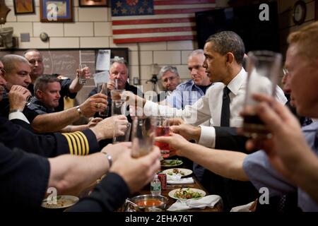 Il presidente Barack Obama e i vigili del fuoco brindano durante un pranzo a Engine 54, Ladder 4, Battaglione 9 Firehouse a New York, N.Y., 5 maggio 2011. Il focolare, conosciuto come 'Pride of Midtown', ha perso 15 vigili del fuoco su 9/11 -- un intero turno e più di qualsiasi altro focolare di New York. Foto Stock