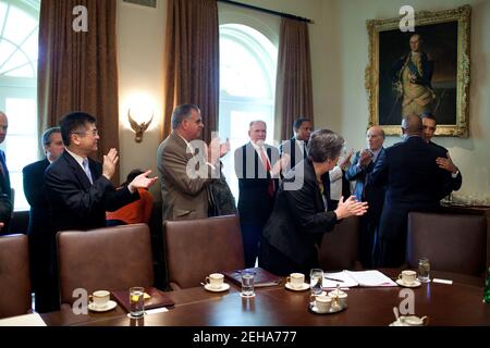 Il presidente Barack Obama è applaudito mentre saluta il rappresentante commerciale degli Stati Uniti Ron Kirk al suo arrivo per una riunione del gabinetto nella stanza del gabinetto della Casa Bianca, 3 maggio 2011. Il Presidente si è congratulato per il successo della missione contro Osama bin Laden. Foto Stock