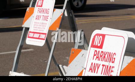 Segnale del parcheggio come simbolo di difficoltà di traffico e problemi di trasporto nelle trafficate aree urbane degli Stati Uniti. Parcheggio pubblico a pagamento nel centro di San D Foto Stock