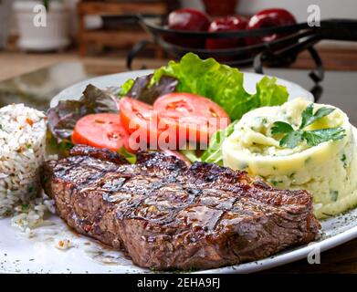 Carne alla griglia con ingredienti alimentari Foto Stock