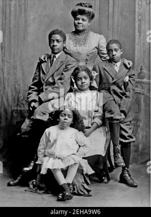 Ida B. WELLS (1862-1931) giornalista investigativo, educatore americano e uno dei fondatori del NAACP con i suoi figli a Chicago nel 1909. Sono da sinistra: Charles, Ida (su sgabello) Alfreda e Herman. Foto Stock