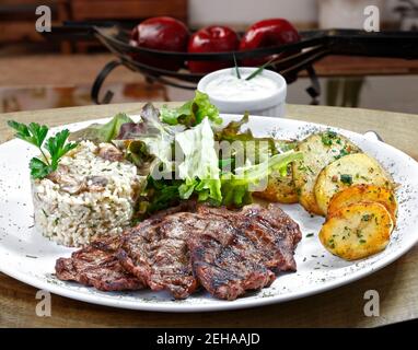 Carne alla griglia con ingredienti alimentari Foto Stock