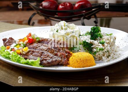 Carne alla griglia con ingredienti alimentari Foto Stock