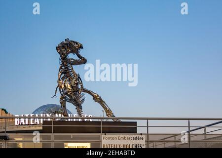 Parigi, Francia - 29 agosto 2019 : la scultura T-Rex di Philipe Pasqua splende nel sole del pomeriggio lungo le rive della Senna. Foto Stock