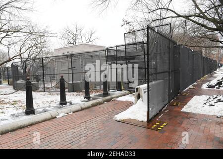 Washington, Stati Uniti. 19 Feb 2021. Il National Park Service si insemina per iniziare a rimuovere la recinzione BLM intorno al Lafayette Park, oggi il 19 febbraio 2021 di fronte alla Casa Bianca a Washington DC, USA. (Foto di Lenin Nolly/Sipa USA) Credit: Sipa USA/Alamy Live News Foto Stock