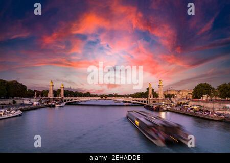 Parigi, Francia - 29 agosto 2019 : Pont Alexandre III ponte sul fiume Senna, decorato con lampade e sculture in stile Liberty. Il Alexander II Foto Stock