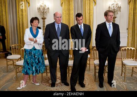 Consulente senior Valerie Jarrett, capo dello staff Bill Daley, consulente senior David Plouffe, E il segretario alla stampa Jay Carney ascolta il discorso del presidente Barack Obama alla Nazione sugli sforzi in corso per trovare un approccio equilibrato al limite del debito e alla riduzione del deficit, nella Sala Est della Casa Bianca, il 25 luglio 2011. Foto Stock