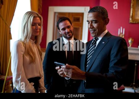 Il presidente Barack Obama visita il campione 2010 della NASCAR Jimmie Johnson e sua moglie, Chandra, nella Red Room della Casa Bianca prima di una cerimonia per onorare il campionato Johnson della serie NASCAR Sprint Cup, il 7 settembre 2011. Foto Stock