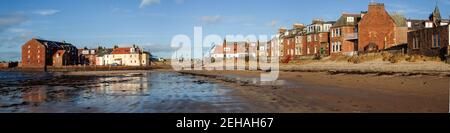 West Beach e porto Lower Quay e case posteriori su Forth Street, North Berwick Foto Stock