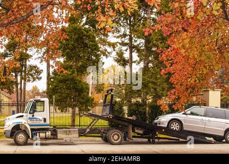 2018 11 18 Tulsa USA traino del carrello con l'operatore che effettua le regolazioni a. van è caricato sul rimorchio sulla strada su una bella e colorato giorno d'autunno di fronte Foto Stock