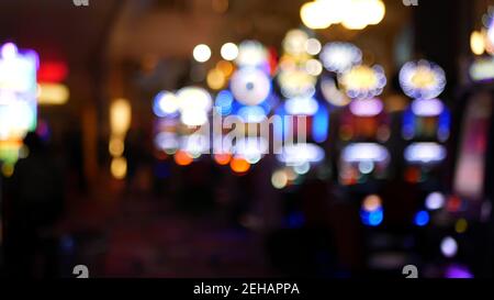 Le slot machine sfocate illuminano il casinò sulla favolosa Las Vegas Strip, USA. Slot jackpot offuscati nell'hotel vicino a Fremont Street. Neon illuminato Foto Stock