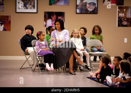 La First Lady Michelle Obama si siede con gli studenti durante una visita all'AGNELLO Bilingual School Maggio 4, 2009, come un lead-fino al messicano Cinco de Mayo vacanza. Gazzetta White House Foto di Samantha Appleton. Questo ufficiale della Casa Bianca fotografia si è reso disponibile per la pubblicazione da parte di organizzazioni di notizie e/o per uso personale la stampa dal soggetto(s) della fotografia. La fotografia non possono essere manipolati in qualsiasi modo o utilizzati in materiali, pubblicità, prodotti o promozioni che in qualsiasi modo suggeriscono l'omologazione o approvazione del Presidente, la prima famiglia, o la Casa Bianca. Foto Stock