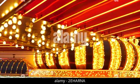 Le vecchie lampade elettriche che funzionano lampeggiano e si illuminano di notte. Primo piano astratto della decorazione del casinò retrò scintillante a Las Vegas, Stati Uniti. Luce di colore Foto Stock