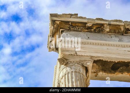 Dettaglio della parte superiore di una colonna riparata sul Partenone sull'Acropoli di Atene contro un bel cielo blu con nuvole soffici Foto Stock