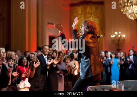 Mick Jagger suona "i Can't Turn You Loose" durante il concerto "in Performance at the White House: Red, White and Blues" nella sala est della Casa Bianca, 21 febbraio 2012. Foto Stock