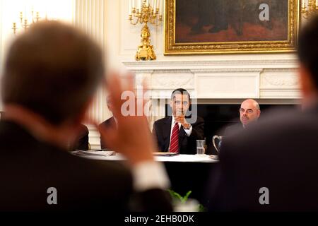 Il presidente Barack Obama incontra i membri democratici del Comitato per l'energia e il commercio della Camera martedì 5 maggio 2009, nella Sala da pranzo di Stato della Casa Bianca. A destra si trova il Presidente del Comitato Henry Waxman (D-California). Foto Stock