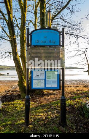 Kirkcudbright, Scozia - 28 dicembre 2020: Insegna di qualità delle acque di balneazione a Dhon Bay, River Dee, Kirkcudbright, Galloway, Scozia Foto Stock