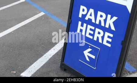 Segnale del parcheggio come simbolo di difficoltà di traffico e problemi di trasporto nelle trafficate aree urbane degli Stati Uniti. Parcheggio pubblico a pagamento nel centro di San D Foto Stock