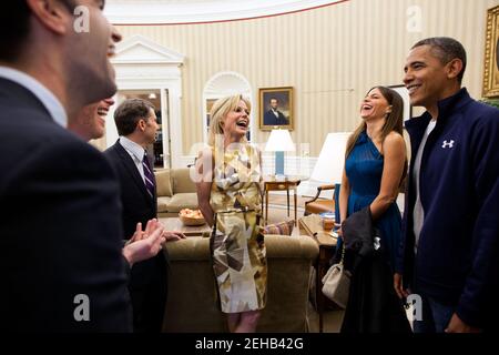 Il presidente Barack Obama saluta i membri del cast della sitcom di ABC 'Modern Family', tra cui Julie Bowen, centro, e Sofia Vergara, destra, Nella sede ovale, sabato 28 aprile 2012. Il gruppo si trovava in città per partecipare alla cena dei Corinterpellati della Casa Bianca. Foto Stock