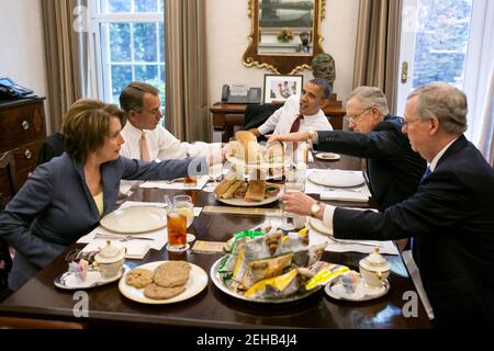 Il presidente Barack Obama ha il pranzo con i membri della direzione del Congresso nella stanza privata dell'ufficio ovale, 16 maggio 2012. Il presidente ha servito gli hoagies da Taylor Gourmet, che ha comprato dopo una tavola rotonda di piccola impresa più presto nel giorno. Seduti, in senso orario dal presidente, sono: Il leader della maggioranza del Senato Harry Reid, il leader della minoranza del Senato Mitch McConnell, il leader della minoranza della Camera Nancy Pelosi e il presidente della Camera John Boehner. Foto Stock