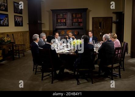 Il presidente Barack Obama ospita una cena di lavoro a Laurel Cabin durante il G8 Summit a Camp David, Md., 18 maggio 2012. Seduti in senso orario dal presidente sono: Il primo ministro britannico David Cameron, il primo ministro russo Dmitry Medvedev, il cancelliere tedesco Angela Merkel, il presidente del Consiglio europeo Herman Van Rompuy, José Manuel Barroso, il presidente della Commissione europea, il primo ministro giapponese Yoshihiko Noda, Il primo ministro italiano Mario Monti, il primo ministro canadese Stephen Harper e il presidente francese François Hollande. Foto Stock