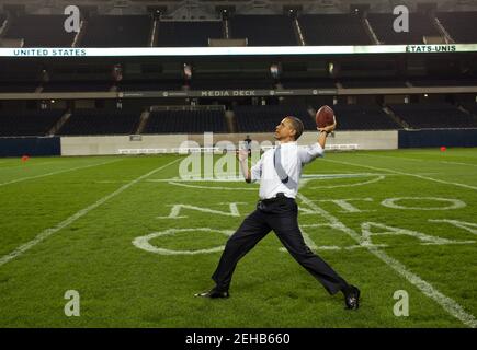 Il presidente Barack Obama lancia un calcio sul campo a Soldier Field dopo la cena di lavoro della NATO a Chicago, Illinois, 20 maggio 2012. Foto Stock