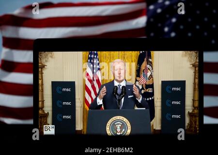 Washington, Stati Uniti. 19 Feb 2021. Foto scattata ad Arlington, Virginia, Stati Uniti, il 19 febbraio 2021 mostra una schermata che mostra il presidente degli Stati Uniti Joe Biden che parla a Washington, DC durante un evento virtuale con la Conferenza sulla sicurezza di Monaco in un video fornito dal Dipartimento di Stato degli Stati Uniti. Biden ha dichiarato venerdì che gli Stati Uniti stanno ritornando al partenariato transatlantico e affronteranno le sfide globali come il cambiamento climatico e la pandemia di COVID-19. Credit: Liu Jie/Xinhua/Alamy Live News Foto Stock