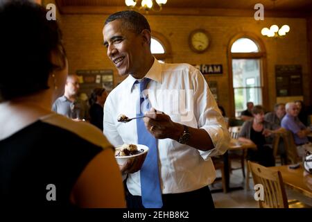Il presidente Barack Obama mangia un caldo fudge Sundae mentre parla con i patroni all'UNH Dairy Bar sul campus dell'Università del New Hampshire a Durham, N.H., 25 giugno 2012. Foto Stock