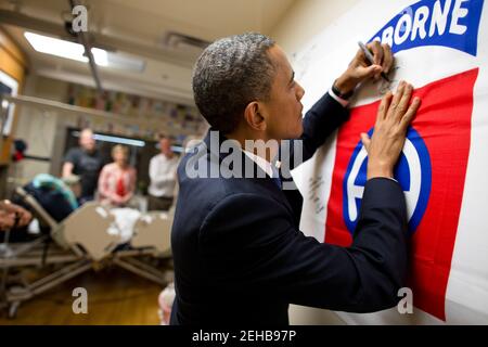 Il presidente Barack Obama ha autografato un banner durante la visita di un membro del servizio ferito al Walter Reed National Military Medical Center di Bethesda, Md., 28 giugno 2012. Foto Stock