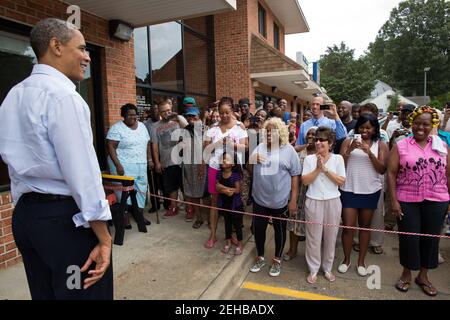 Il presidente Barack Obama parla con persone dopo la sua visita al Rick’s Café di Virginia Beach, Virginia Beach, Virginia Beach, 13 luglio 2012. Foto Stock