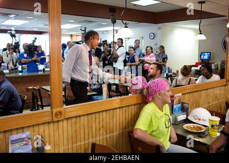 Il presidente Barack Obama parla con i patroni mentre attende il suo ordine di pranzo durante una sosta a Skyline Chili a Cincinnati, Ohio, 16 luglio 2012. Foto Stock
