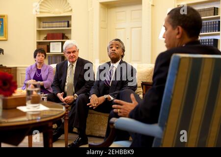 Il presidente Barack Obama, destra soddisfi all Ufficio Ovale con il Rev. Al Sharpton ed ex presidente della Camera Newt Gingrich per discutere la riforma del settore dell'istruzione del 7 maggio 2009. A sinistra è il Senior Advisor Valerie Jarrett. Gazzetta White House Photo by Pete Souza. Questo ufficiale della Casa Bianca fotografia si è reso disponibile per la pubblicazione da parte di organizzazioni di notizie e/o per uso personale la stampa dal soggetto(s) della fotografia. La fotografia non possono essere manipolati in qualsiasi modo o utilizzati in materiali, pubblicità, prodotti o promozioni che in qualsiasi modo suggeriscono l'omologazione o approvazione del presidente, Foto Stock