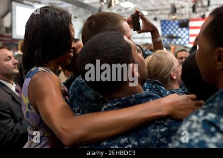 La First Lady Michelle Obama saluta i partecipanti durante un evento Uning Forces presso la Naval Station Mayport di Jacksonville, Fla., 22 agosto 2012. Durante l'evento la First Lady ha annunciato che più di 2,000 aziende che hanno partecipato alla sua iniziativa di forze congiunte hanno assunto o addestrato più di 125,000 veterani e coniugi militari nell'ultimo anno. Foto Stock