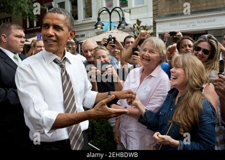 Il presidente Barack Obama reagisce dopo aver riconosciuto l'attrice Sissy Spacek a Charlottesville, Virginia, 29 agosto 2012. Il presidente è accaduto su Spacek mentre salutava la gente dopo una sosta in città. Foto Stock